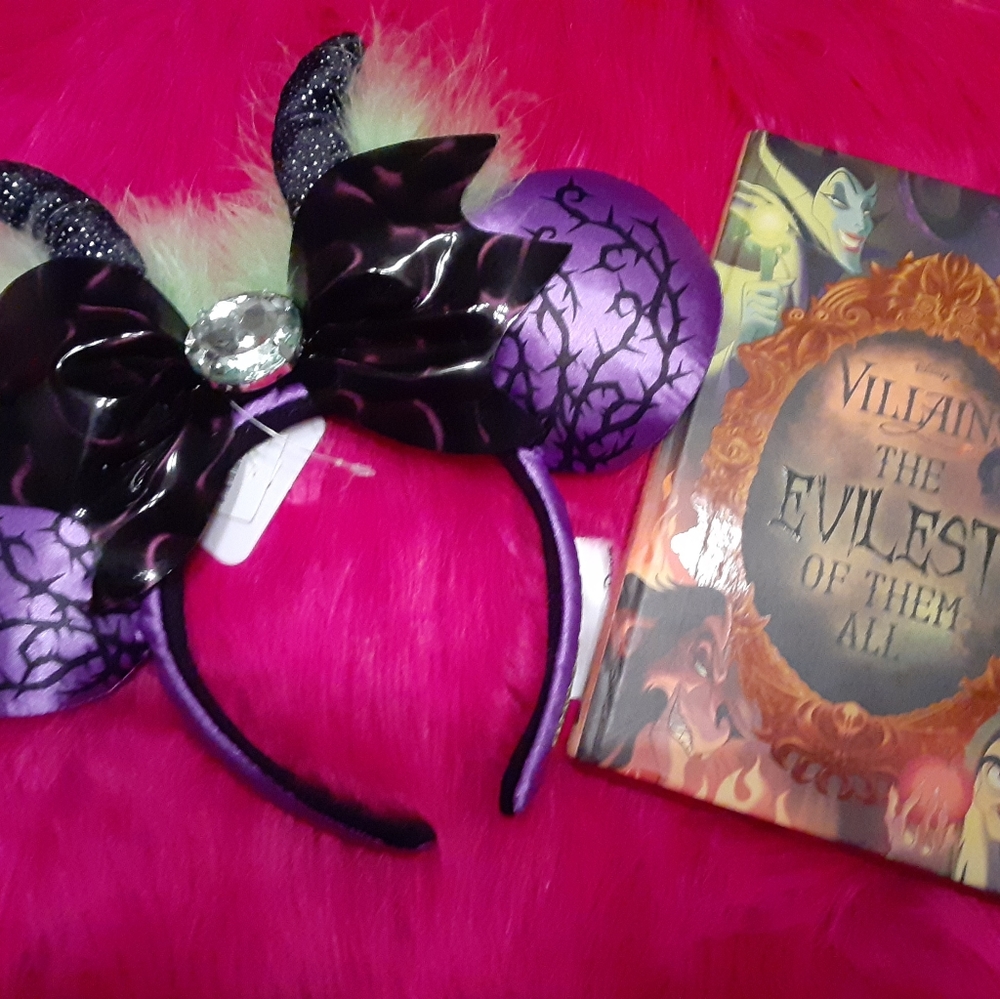 💚💜NWT Maleficent Minnie Ears + Villians book💜💚